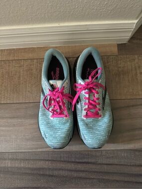 Brooks Women's Light Blue Running Shoes with Hot Pink Laces